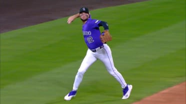 Gran tiro de Karros consigue el out 