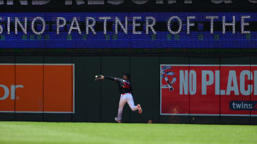 Rápida atrapada de Matt Wallner mientras corre
