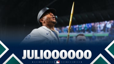 Julio Rodríguez ties game with first homer of season