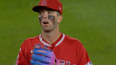 Sam Antonacci se embasa por error en fildeo