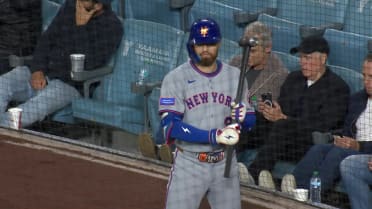 Brandon Nimmo usa un mazo en el círculo de espera