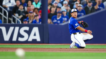 Kazuma Okamoto's diving play at third