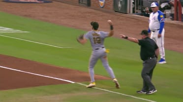 Jared Triolo filedea con el guante de revés