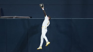 Jackson Merrill's home run ROBBERY!
