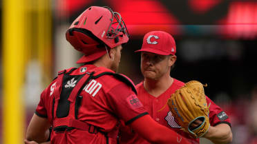 Emilio Pagán sella victoria 7-3 de los Rojos