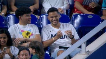 Marlins fan makes incredible barehanded catch