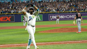 Every call of Yandy Díaz's two-run home run in Game 6