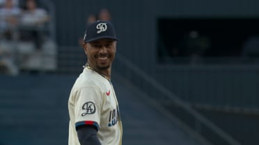 Mookie Betts' slick stop, cross-body throw