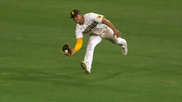 Soto makes tremendous diving play, 09/17/2022