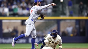 Cubs turn smooth 4-6-3 double play