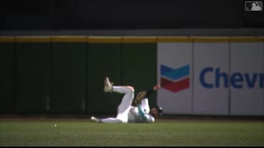 José Álvarez hace una gran atrapada 