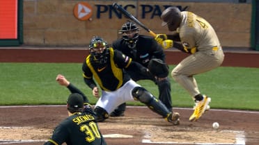 Miguel Andújar recibe un pelotazo