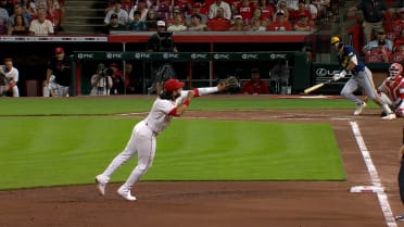 Eugenio Suárez makes a stunning grab 