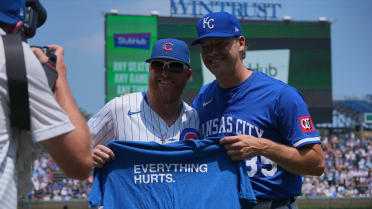 Justin Turner gifts Rich Hill a silly shirt 