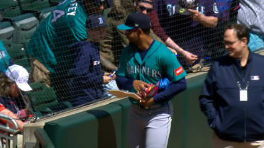 Julio Rodríguez takes Nerds Gummies, signs autographs