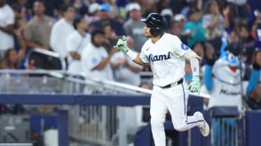 Javier Sanoja's solo home run (11)