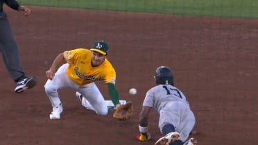 Chisholm Jr. steals second, Bellinger scores on error