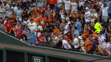 Marchán's homer lands in an Orioles fan's burger