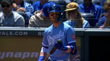 Bobby Witt Jr. batea foul tras revisión