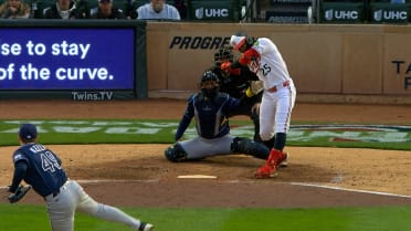 Byron Buxton sale del juego con una aparente lesión