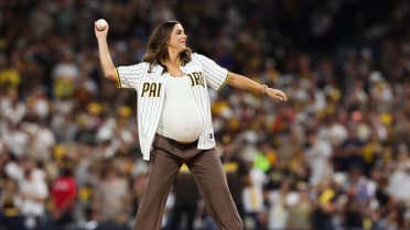 Alex Morgan lanza la 1ra bola