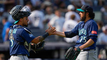 Andrés Muñoz earns the save