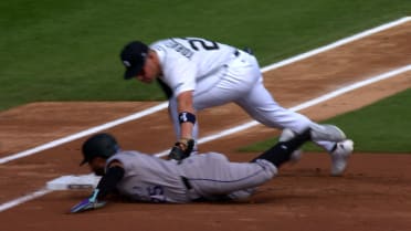 Dillon Dingler picks off Vimael Machín after review