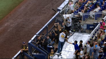 Fan shakes a bat out of the netting