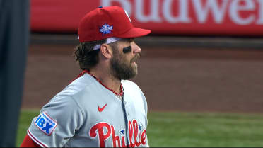 Bryce Harper's nice diving stop