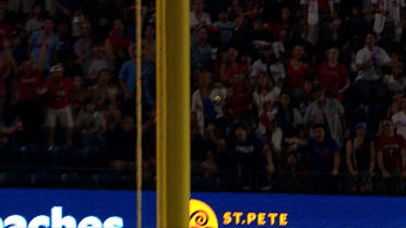Kyle Schwarber's HR overturned to foul after review