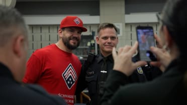 Kyle Schwarber visits police station in community