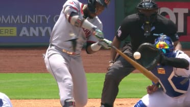 Michael Wacha nearly hits bird, K's Angel Martínez