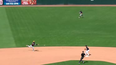 Marek Houston starts an inning-ending double play