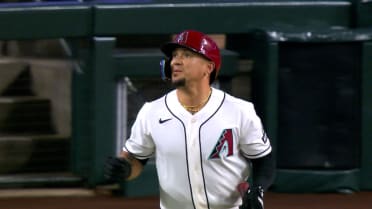 Ildemaro Vargas hits a three-run homer (3)