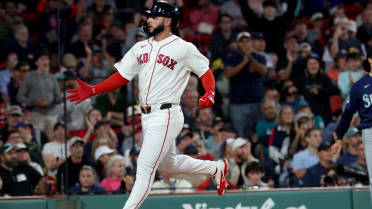 Wilyer Abreu scores on error