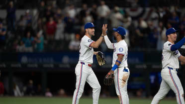 Higashioka's play closes out the Rangers' 3-2 win