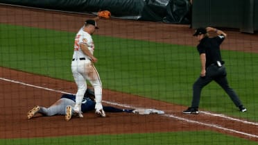 Tyler Wells retira a Victor Robles