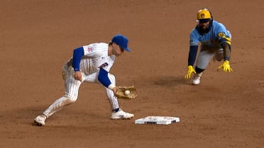 Ian Happ retira a Luis Rengifo en segunda