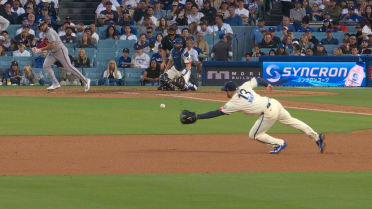 Max Muncy's diving catch