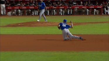 Adames inicia un gran doble play