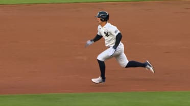 Anthony Volpe steals second, advances to third