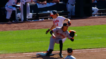 Gunnar Henderson beats out the throw to first base