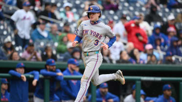 Carson Benge anota por un error