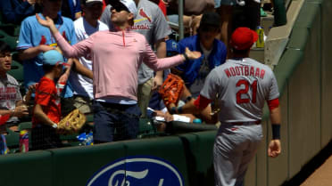 Fan, Nootbaar attempt to catch foul ball 