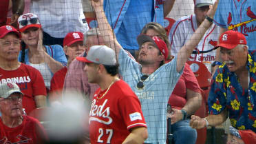 Fan makes impressive catch in the 8th
