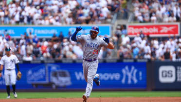 Michael Busch's leadoff homer (19)