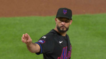 Eddy Álvarez poncha a Weston Wilson