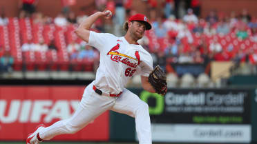 Kyle Leahy poncha a Francisco Álvarez para salir de aprieto