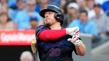 Alejandro Kirk loses bat after hard swing