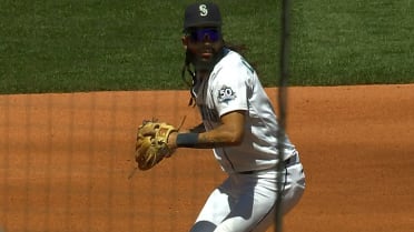J.P. Crawford realiza una bonita jugada de recepción y pase